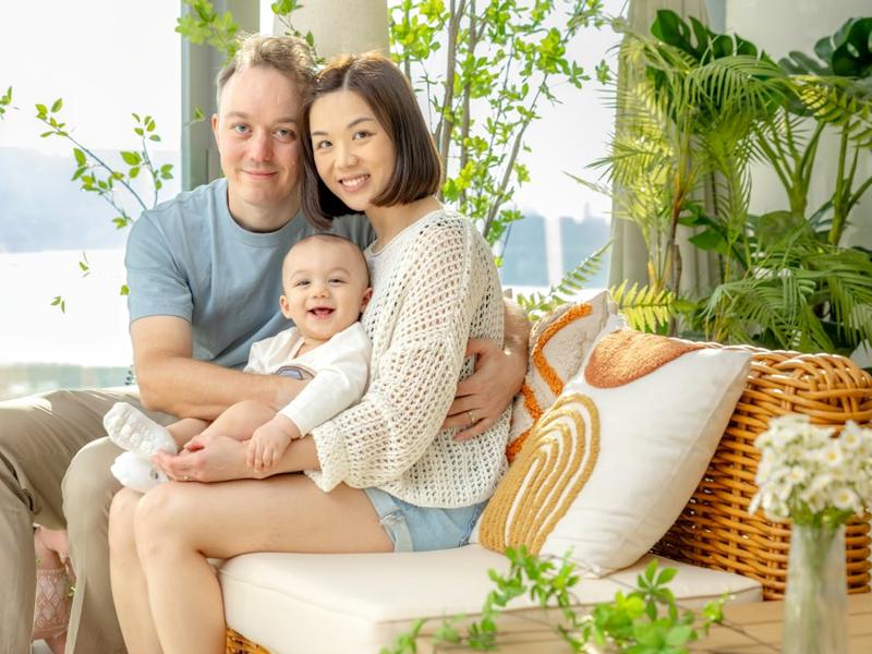 ครอบครัวพ่อแม่ลูกยิ้มบนโซฟา